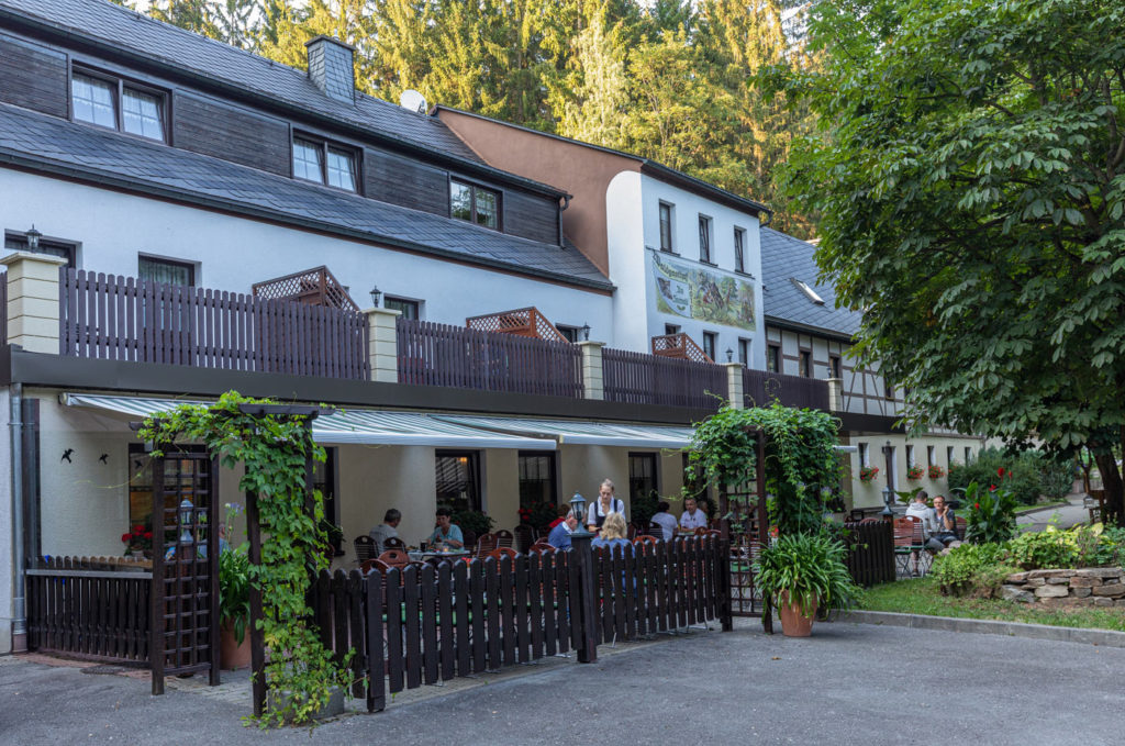 Hausansicht mit Biergarten