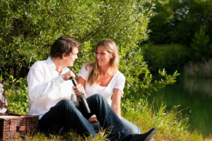 2 Menschen beim Picknick im Grünen