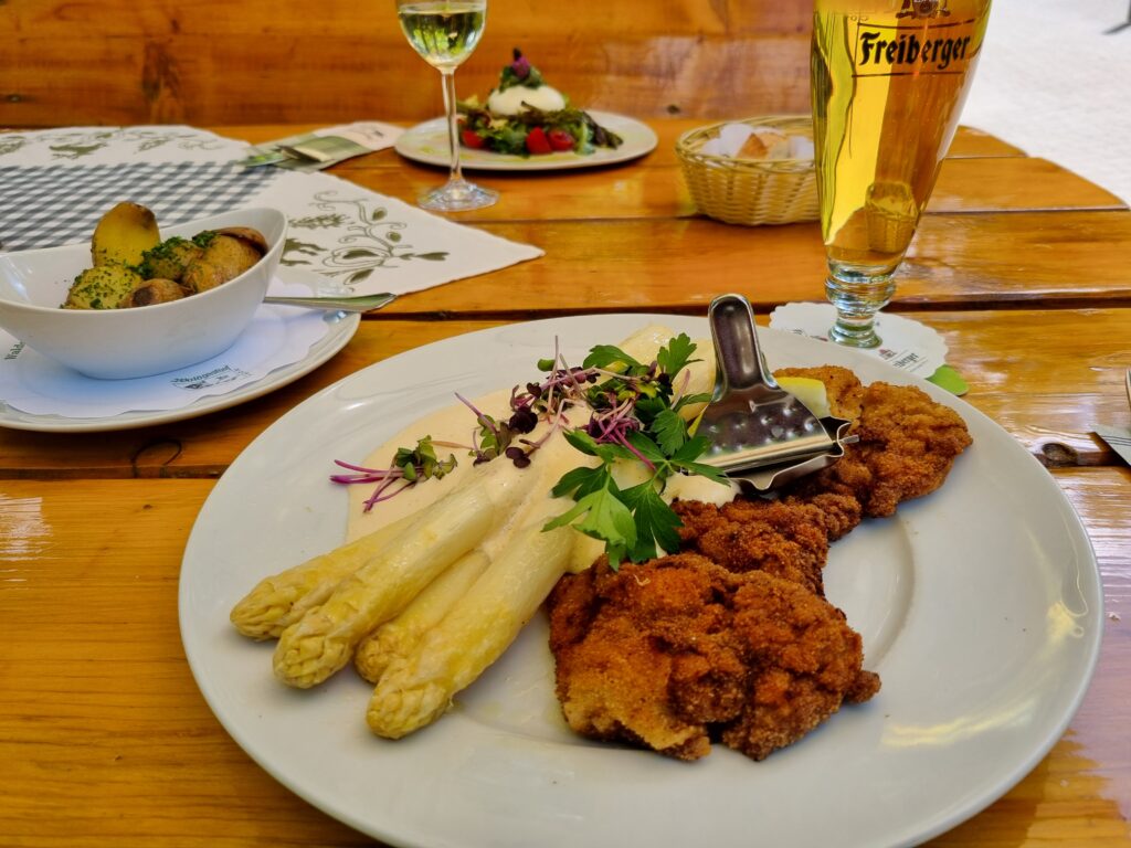 Goldbraun gebratenes Kalbsschnitzel mit Frühlingskartoffeln und Spargel