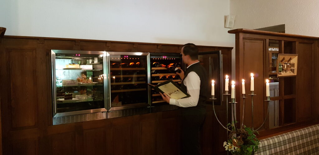 Servicefachkraft am Weinklimaschrank Servicefachkraft am Weinklimaschrank